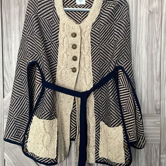 Moth cable knit cape - Picture 6 of 7